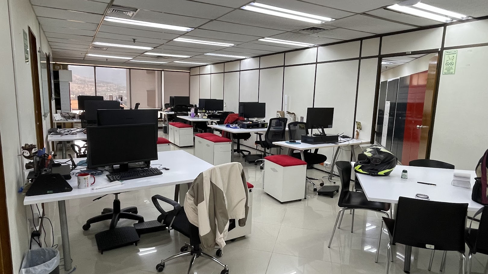 Vista de los puestos de trabajo compartidos en la oficina de EYC GLOBAL